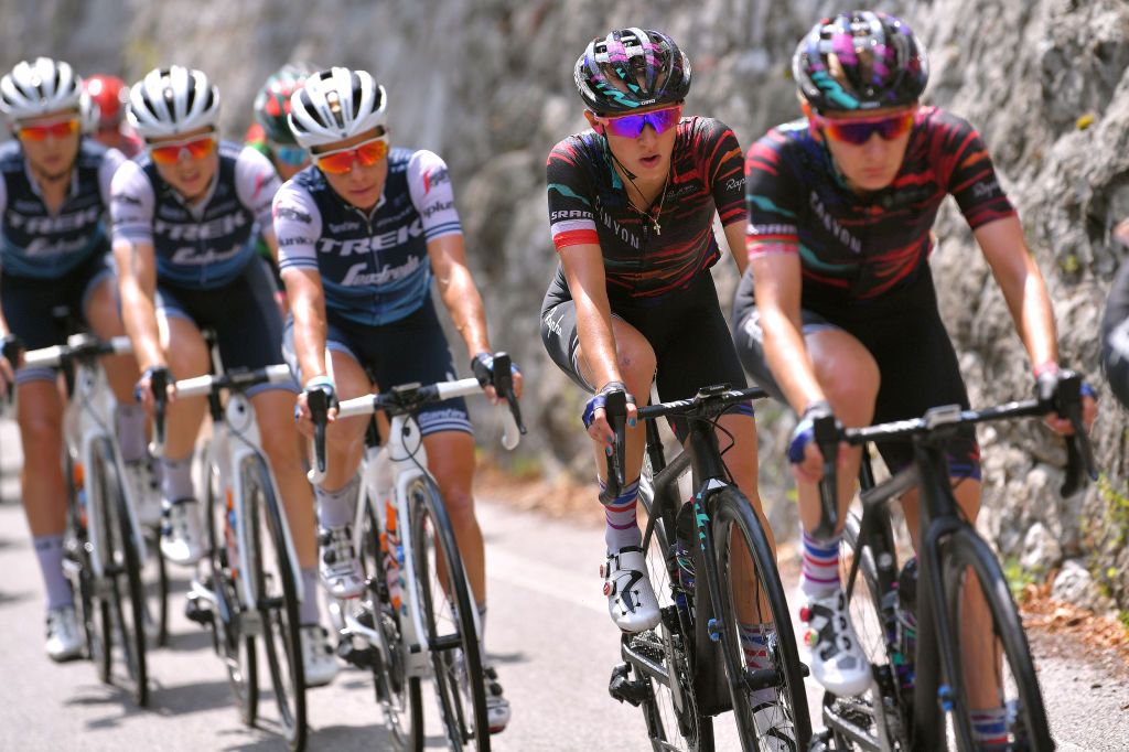 The peloton on stage 9 of the Giro