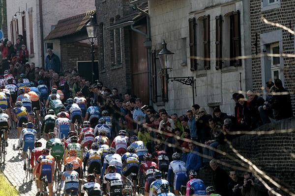 There was a large peloton in the final kilometres which was only broken up in the last 15km.