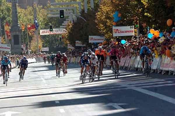 The small sprint unfolds.