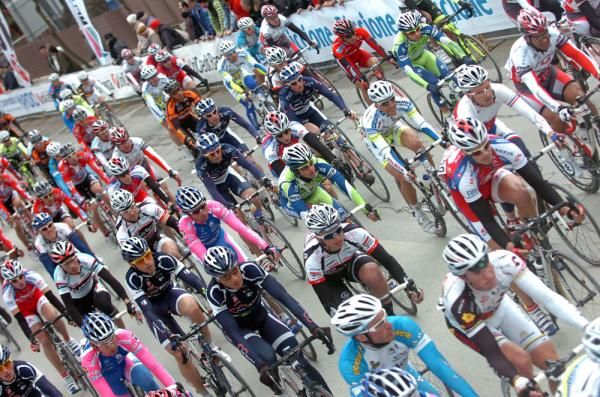 The Coppi e Bartali peloton during stage 1a