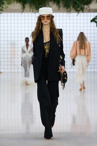 Tampilan runway Chloé musim semi/panas 2025.