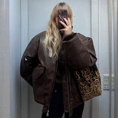 @_jeanettemadsen_ wears a leopard-print shoulder bag.
