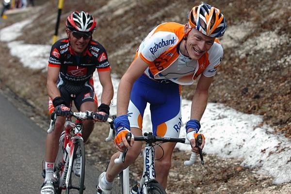 Robert Gesink (Rabobank) and Joaqu&iacute;m Rodr&iacute;guez (Caisse d'Epargne) tried hard to chase the group ahead.