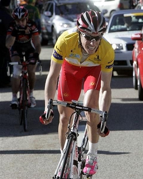 Sylvain Chavanel gave it his all but in the end he came almost four minutes late and lost his yellow jersey.