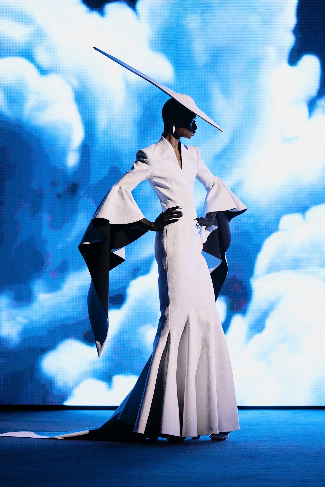 A model wore an oversize hat on the Robert Wun Spring 2026 couture runway