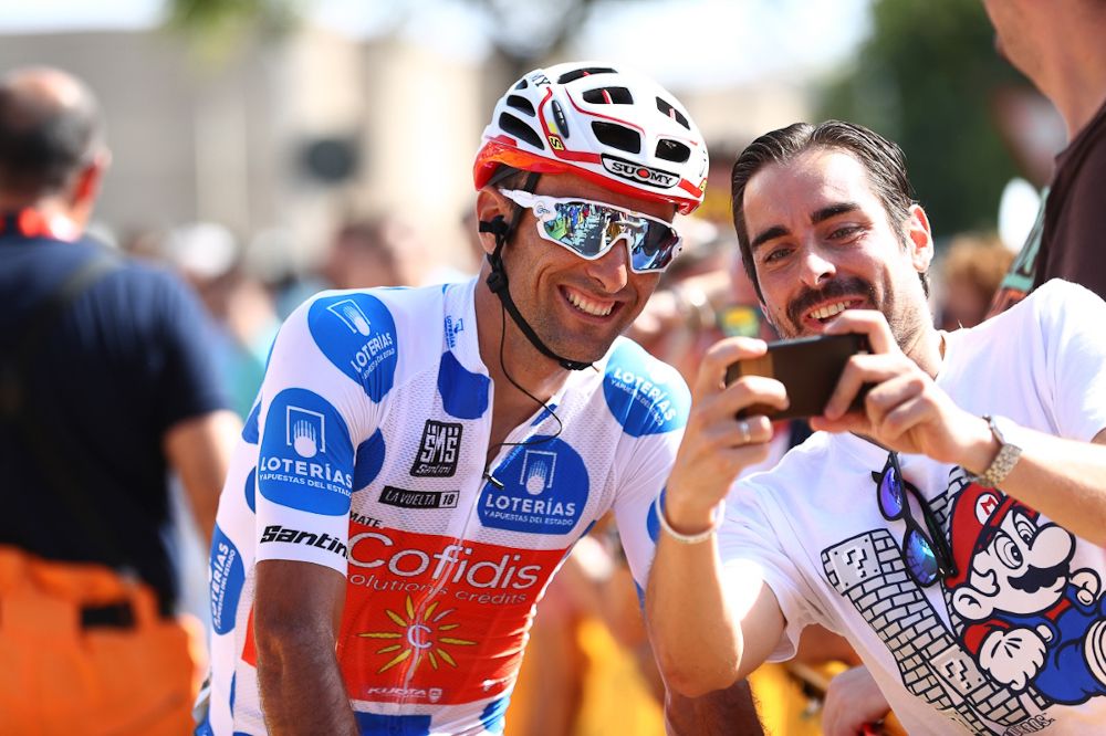 Luis Angel Mate has time for a fan photo before the start of stage 8 at the Vuelta