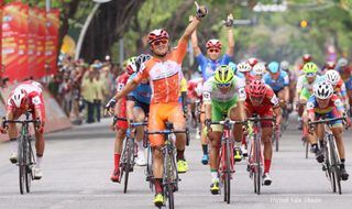Stage 4 - Le Nguyet Minh sprints to victory on stage 4 of the HTV Cup