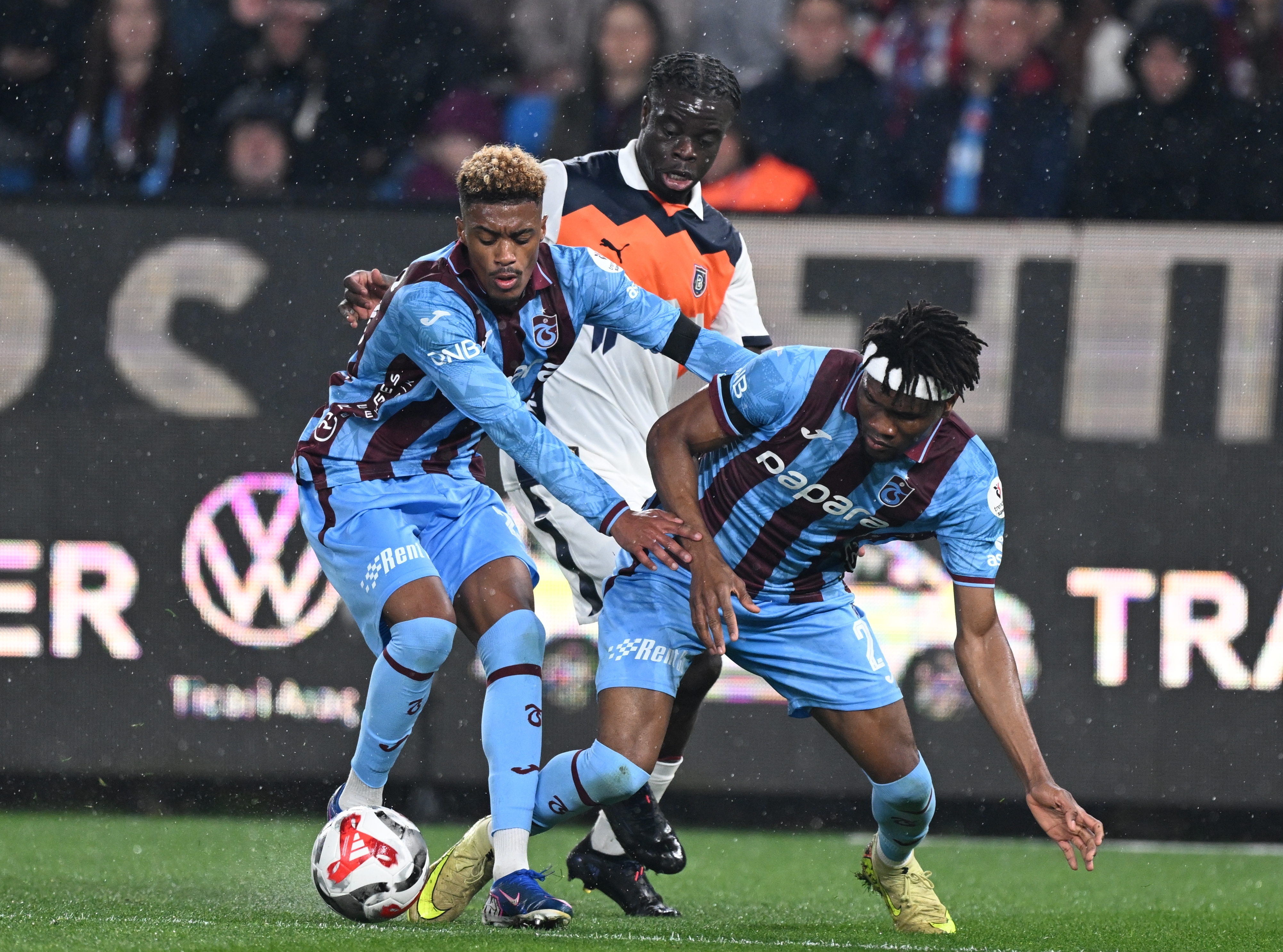 Wagner Pina (L) and Chibuike Nwaiwu (R) battle for possession