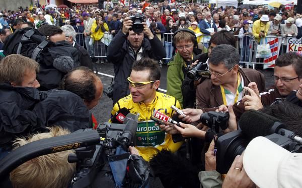 Thomas Voeckler mobbed by the press in Limoux