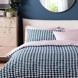 Blue and pink scallop design bedding