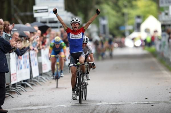 Marianne Vos (Nederland Bloeit) takes the first stage of the 2011 event