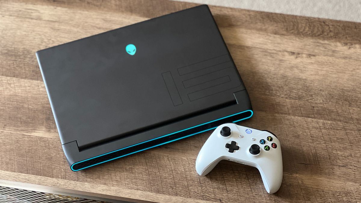 Alienware M15 R7 closed
