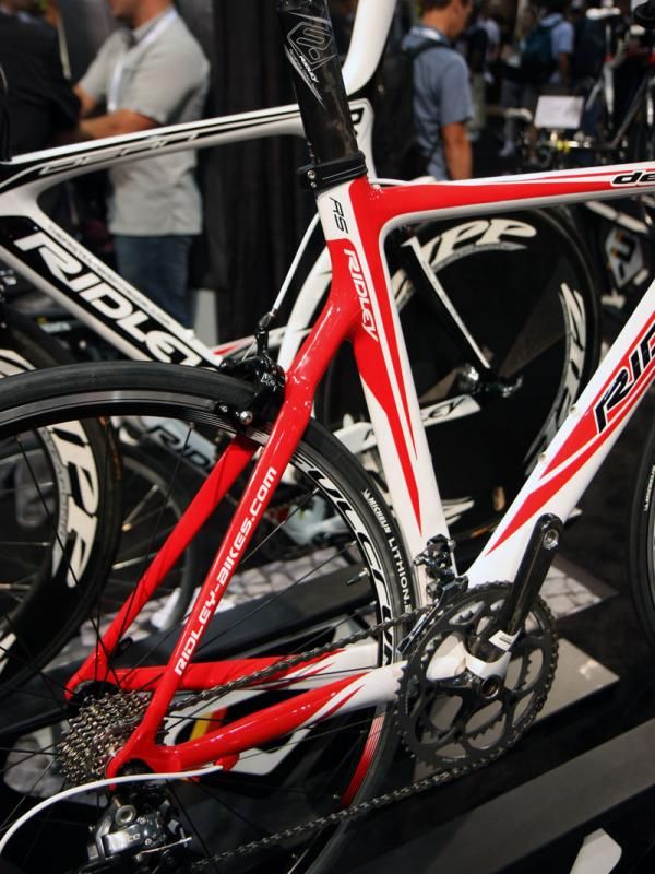 The non-integrated seat tube should make for easier traveling on the Dean RS relative to the top-end Dean.