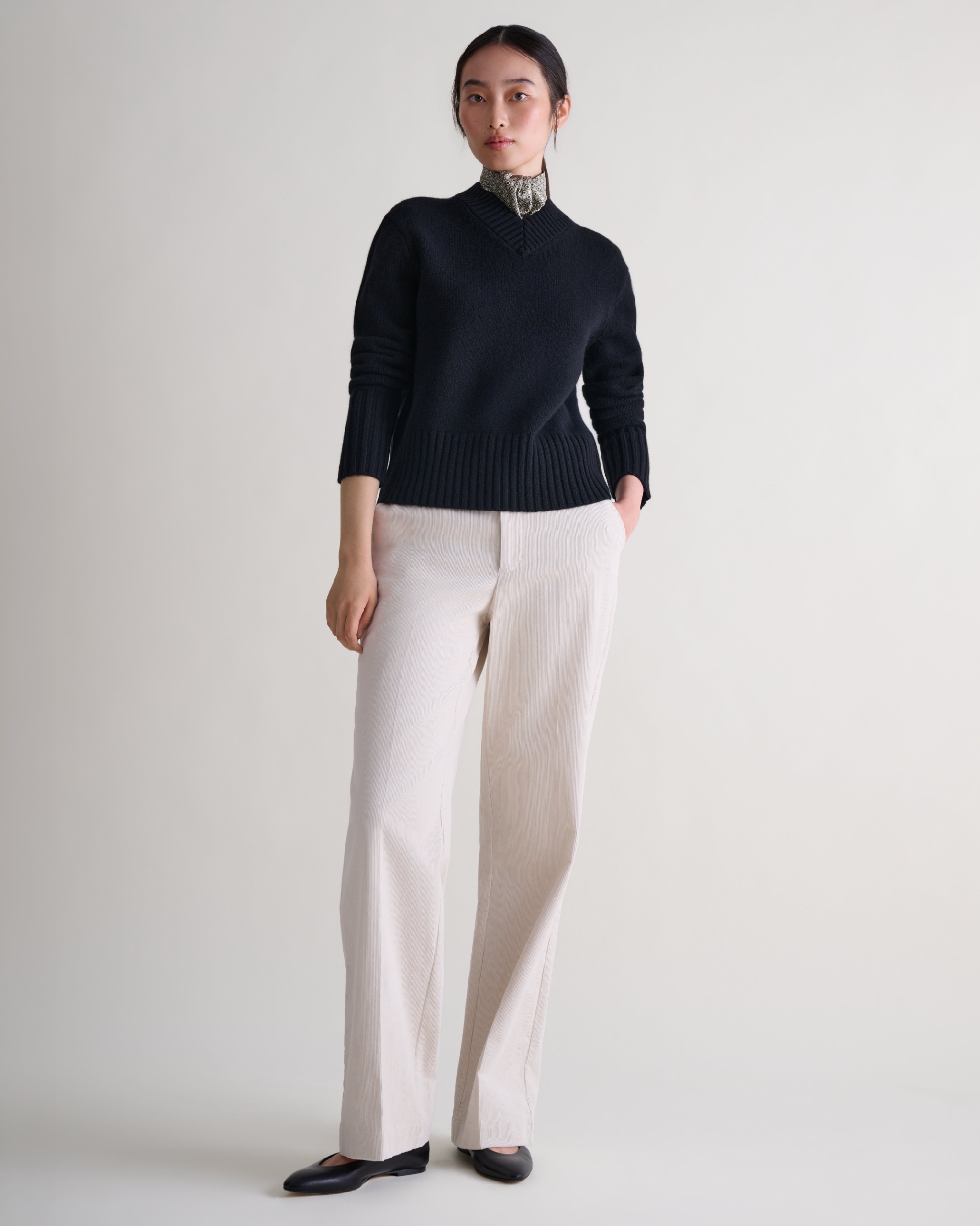 Women's Wool V-Neck Jumper - Black - Xs / Black