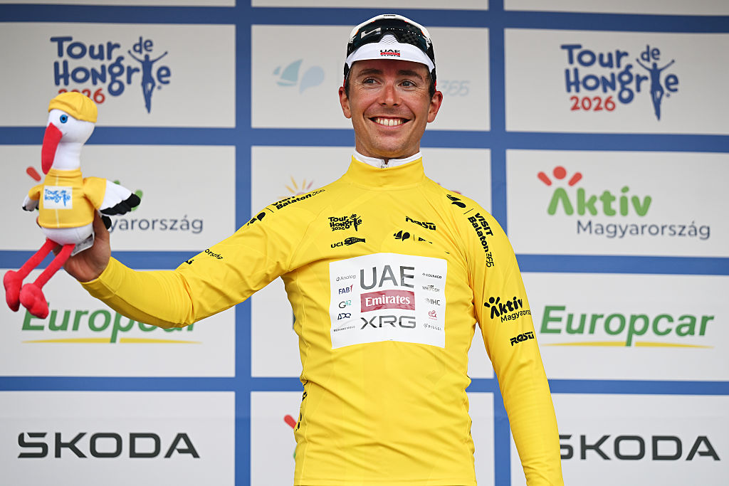 PAKS, HUNGRIA - 14 DE MAIO: Benoit Cosnefroy da França e Team UAE Emirates - XRG comemoram no pódio como vencedores da camisa de Líder Amarela durante o 47º Tour da Hungria 2026, Etapa 2, 205,8 km de Szarvas a Paks em 14 de maio de 2026 em Paks, Hungria. (Foto de Luc Claessen/Getty Images)