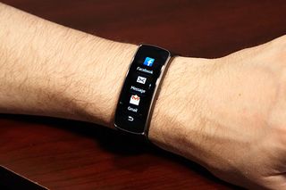 The Samsung Gear Fit allows receiving notifications of incoming calls, emails or alarms.