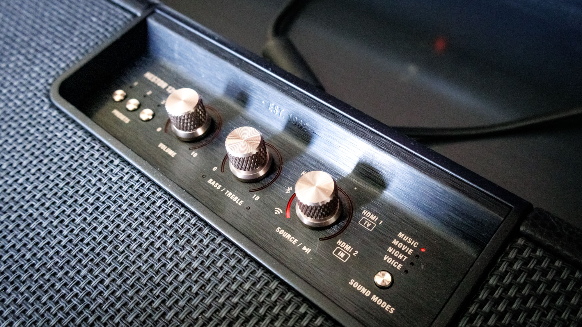 An overview of the control knobs on a Marshall Heston 120 soundbar.