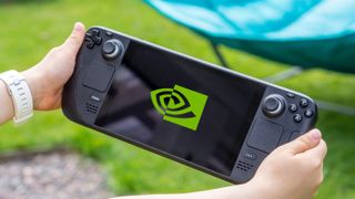 Une Steam Deck de Valve tenue dans les mains d'une personne avec le logo Nvidia affiché sur l'écran.