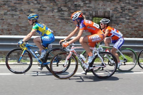 Simona Frapporti (Top Girls Fassa Bortolo - Ghezzi) in the bunch