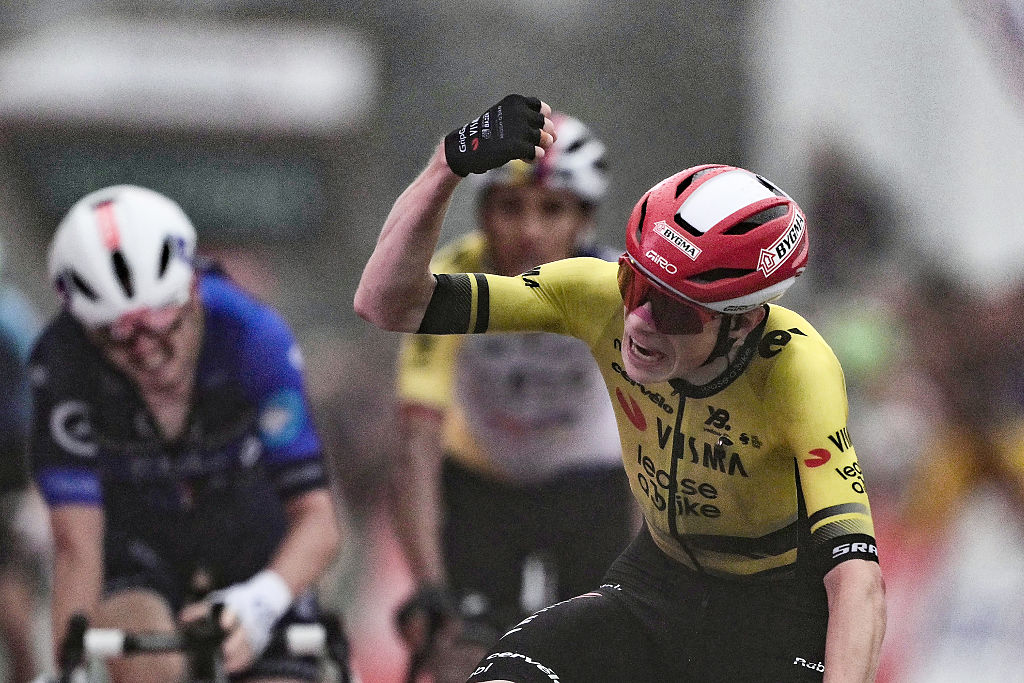 Team Visma-Lease a bike's Danish rider Jonas Vingegaard celebrates as he crosses the finish line to win the second stage of the Vuelta a Espana, a 159,6 km race between Alba and Limone Piemonte, in Italy's Piemonte region, on August 24, 2025. (Photo by Marco BERTORELLO / AFP)