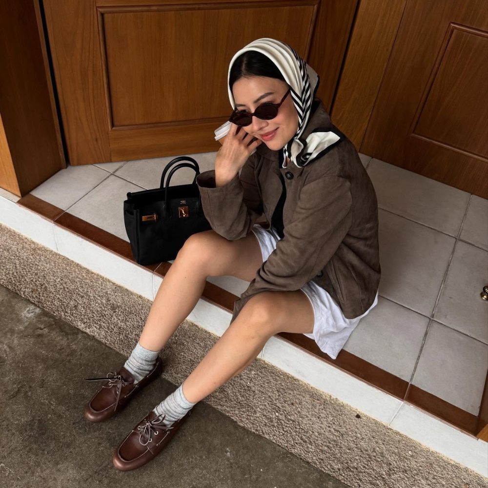 Fashion person wears brown shoe outfits.