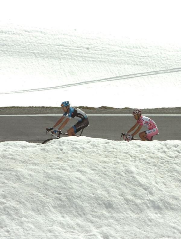 Hesjedal leads Rodriguez through the snow on the Stelvio