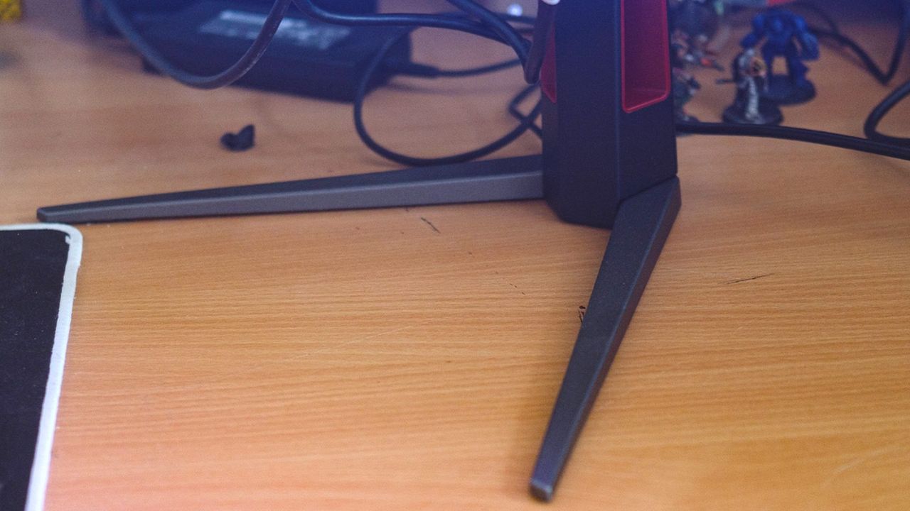Close up of AOC GAMING Q27G4ZD monitor V shaped stand.