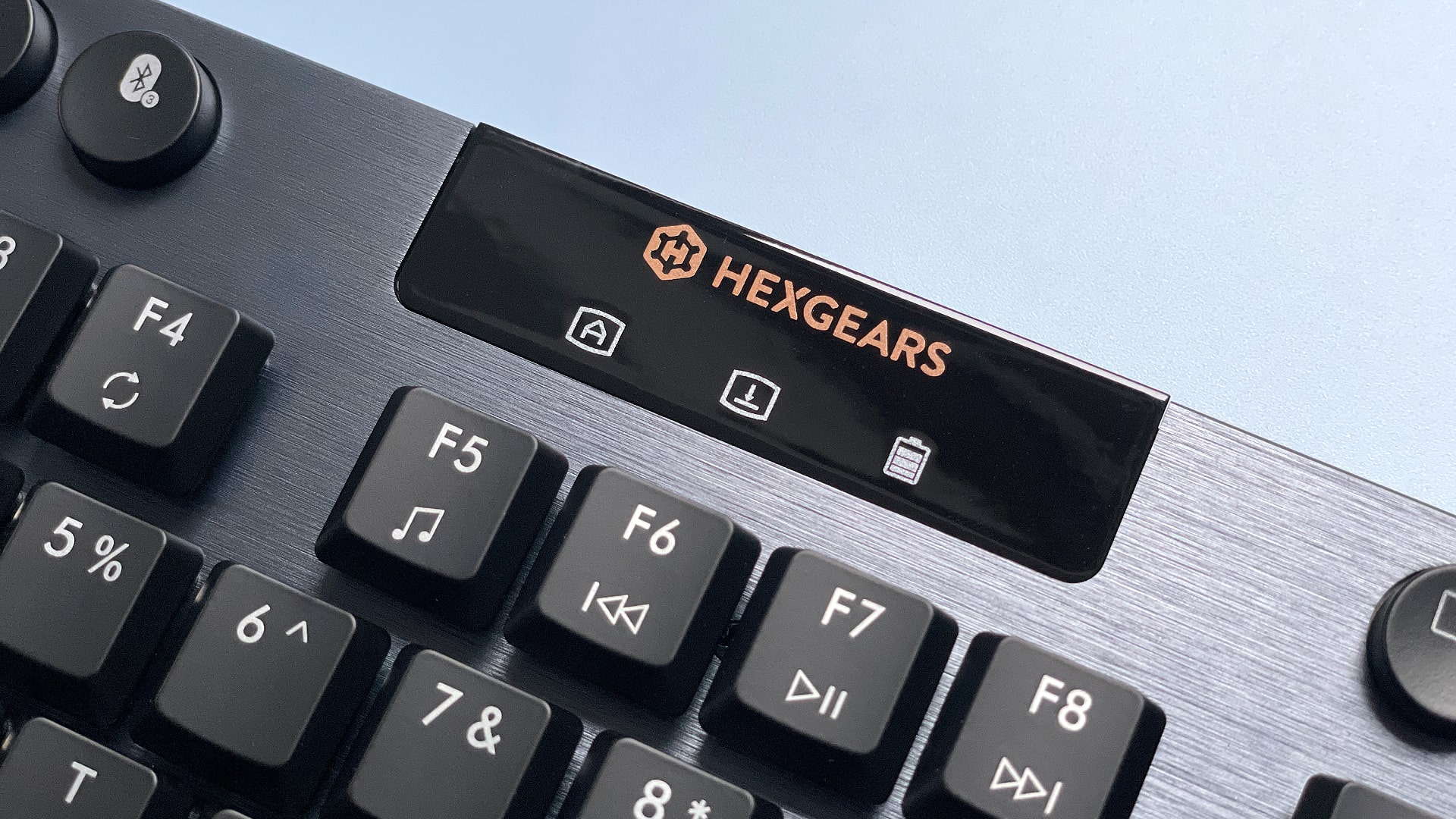 Teclado mecánico para juegos Hexgears Immersion A3 sobre fondo azul.