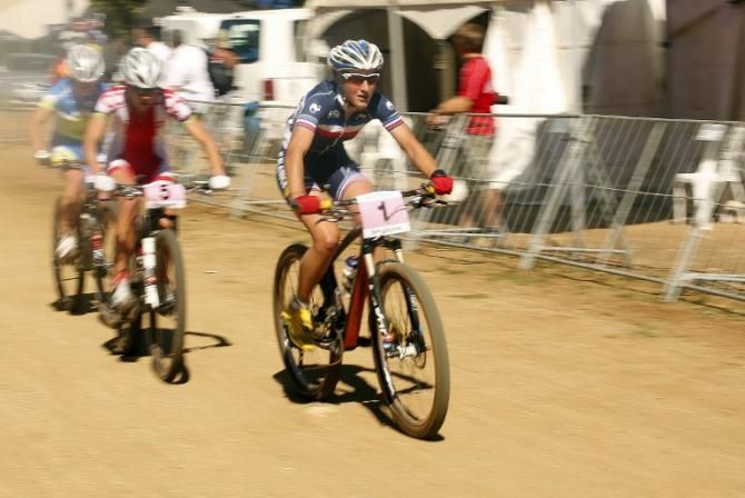 Julie Bresset (France) leads the race