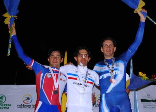 The men's scratch race podium: Cristopher Mancilla Almonacid (Chile), Carlos Uran Arroyave (Colombia) and Dario Angel Colla (Argentina)