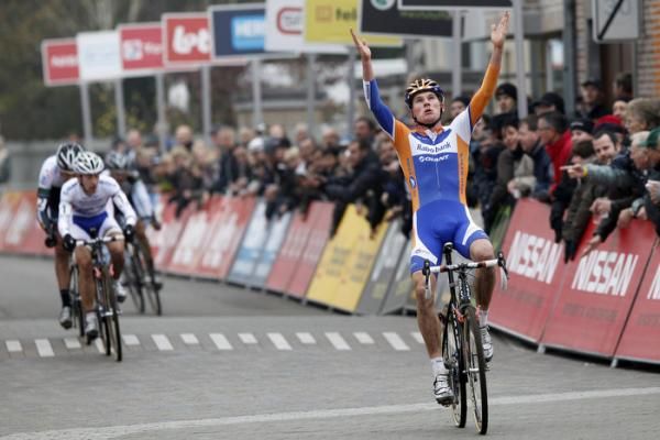 Teunissen sped clear to win from teammate Van der Haar