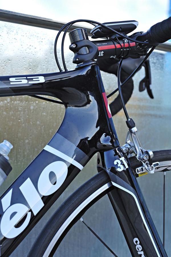 Cervelo sticks with a standard 1 1/8" steerer tube on the S3 to keep the frontal area low.