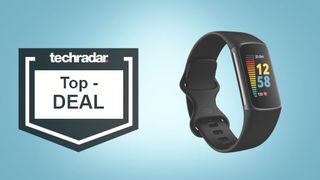 Fitbit Charge 5 auf hellblauem Hintergrund mit Text-Overlay "Top-Deal"