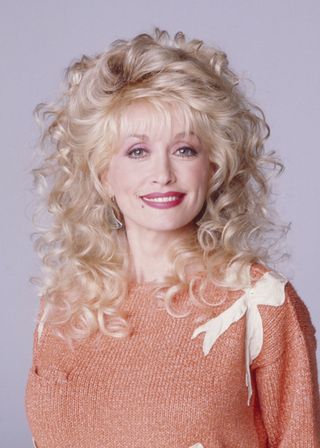 Singer and Actress Dolly Parton poses for a portrait in October 1989 in Los Angeles, California