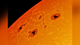 几天前，这两个巨大的黑子组（称为AR 2993和AR 2994）在太阳的东北肢上变得可见，但仍被太阳的磁盘隐藏起来。