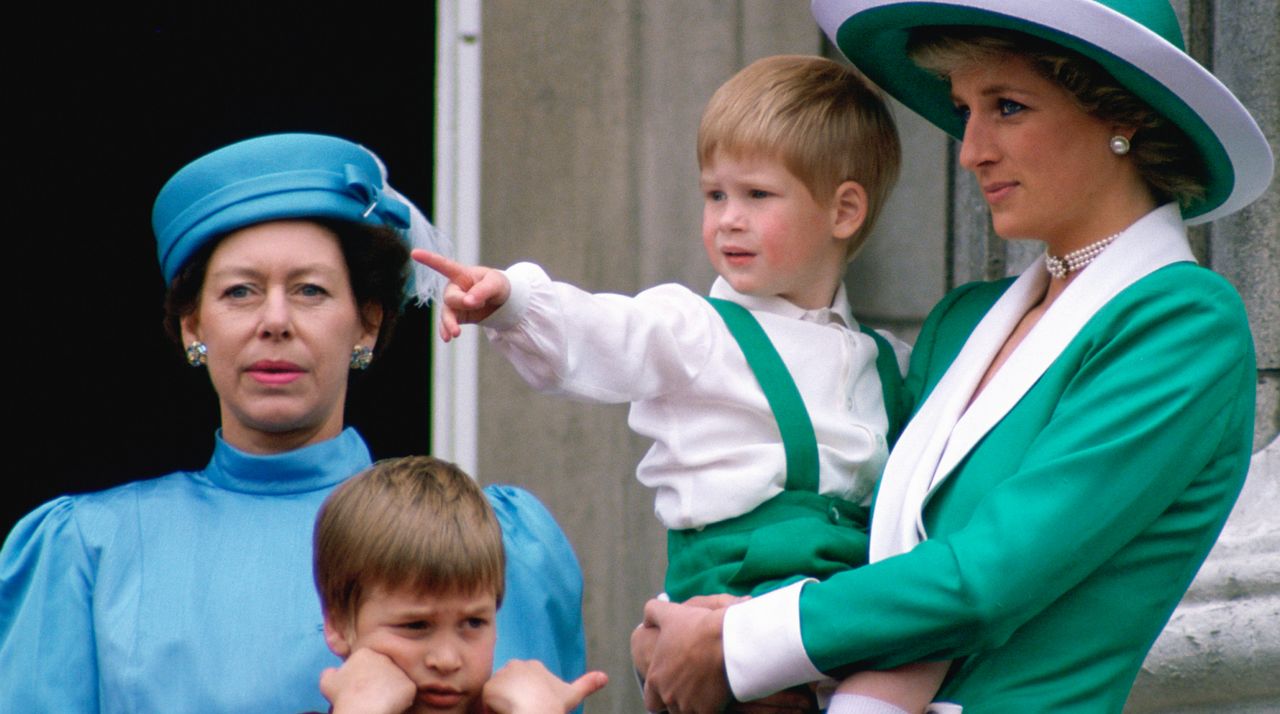 Princess Margaret wears a turquoise blue outfit and stands on Buckingham Palace balcony with Prince William, and Prince Harry and Princess Diana, who wear matching green and white outfits