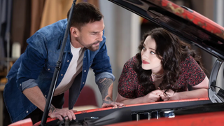 Gabriel (played by Seann William Scott) looks under the bonnet with Riley (Kat Dennings) in "Shifting Gears"