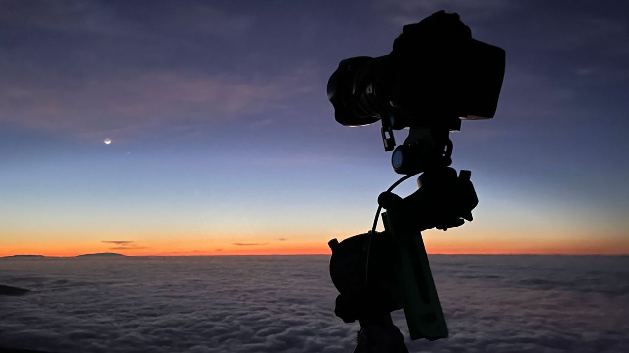 Sky-watcher Star adventurer mini with camera attached in front of dusk skies