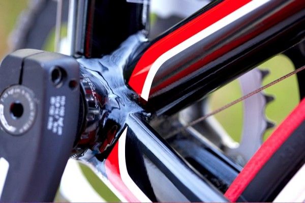 the frame is triple butted and rib- reinforced and extends across two-thirds of the bottom bracket shell.