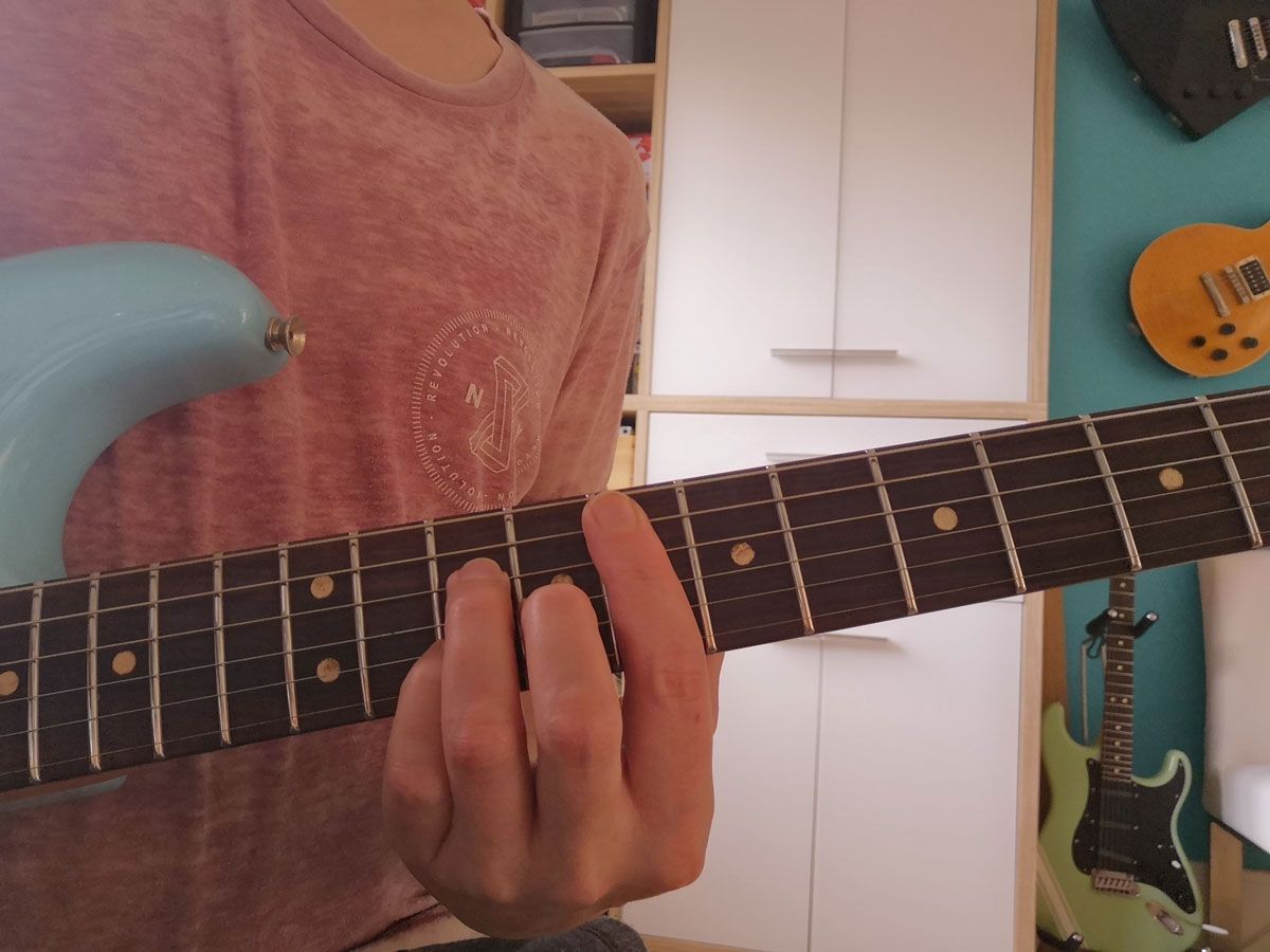 How to play the F chord on guitar