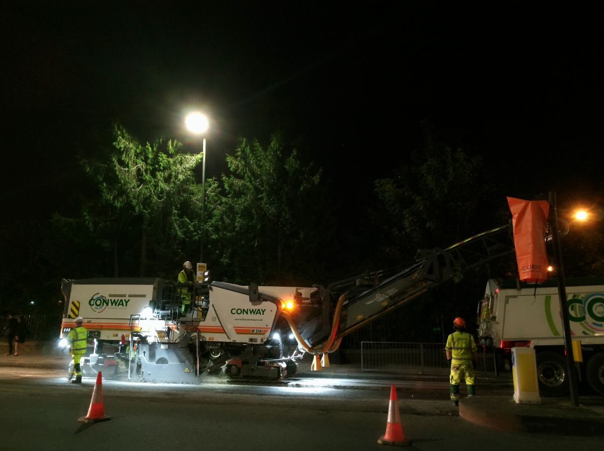 Even without maxing out the exposure time manually, the Auto mode does a good job with night shots. You can easily read the tiny text on this road maintenance vehicle.