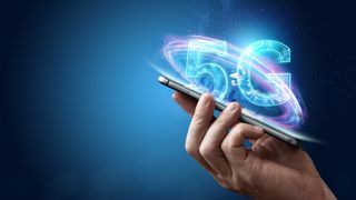 Bedste priser på 5G-mobiler - En hånd holder en mobil og 5G-logoet hæver sig lysende fra mobilens skærm. 
