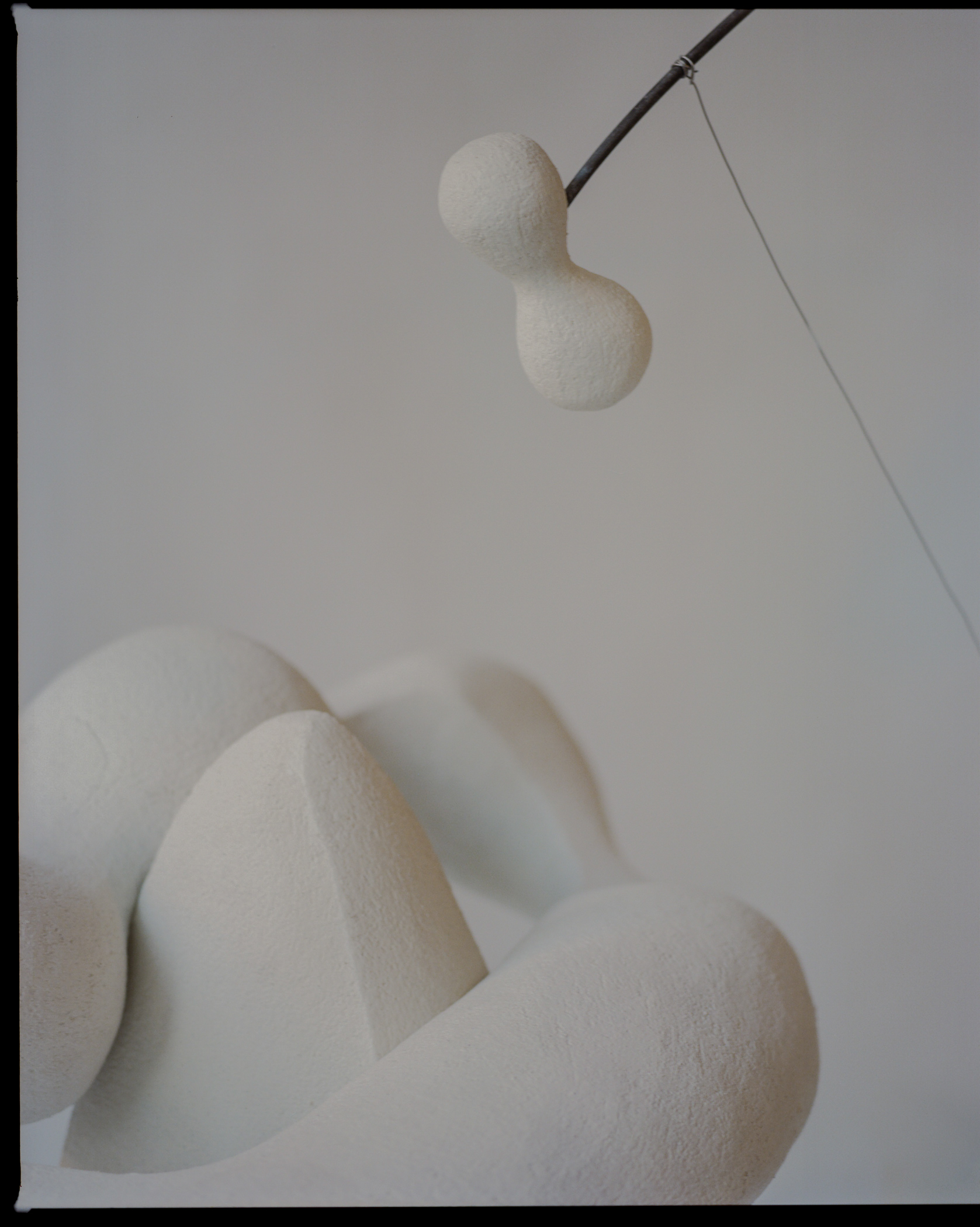 white ceramic sculptures by simone bodmer-turner