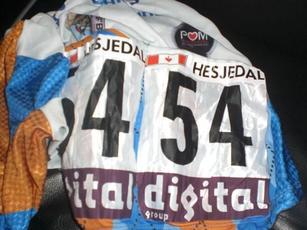 Hesjedal pins on his race number