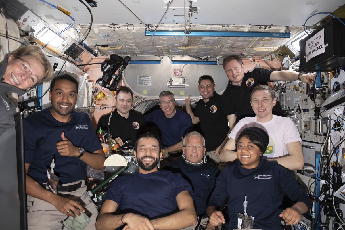 Посмотрите сегодня, как частные астронавты Ax-2 возвращаются на Землю на SpaceX Dragon.