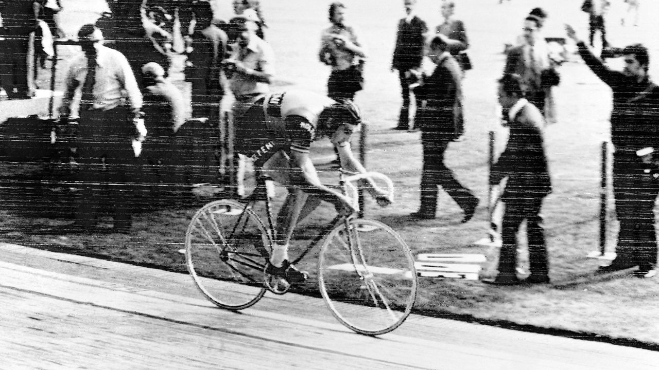 1972: Eddy Merckx takes the Hour Record before carbon fibre, disc wheels and aero helmets were integrated into the sport, riding 49.431km