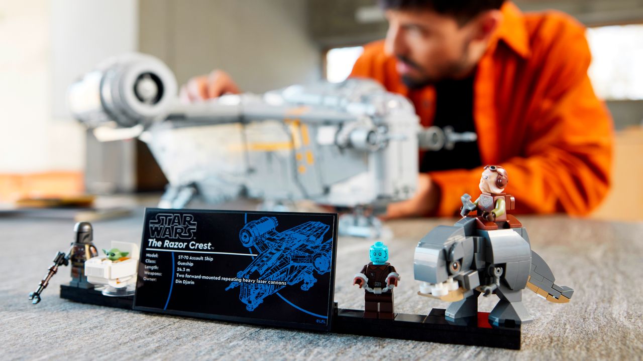 LEGO Razor Crest plaque and minifigs with the Razor Crest in the background