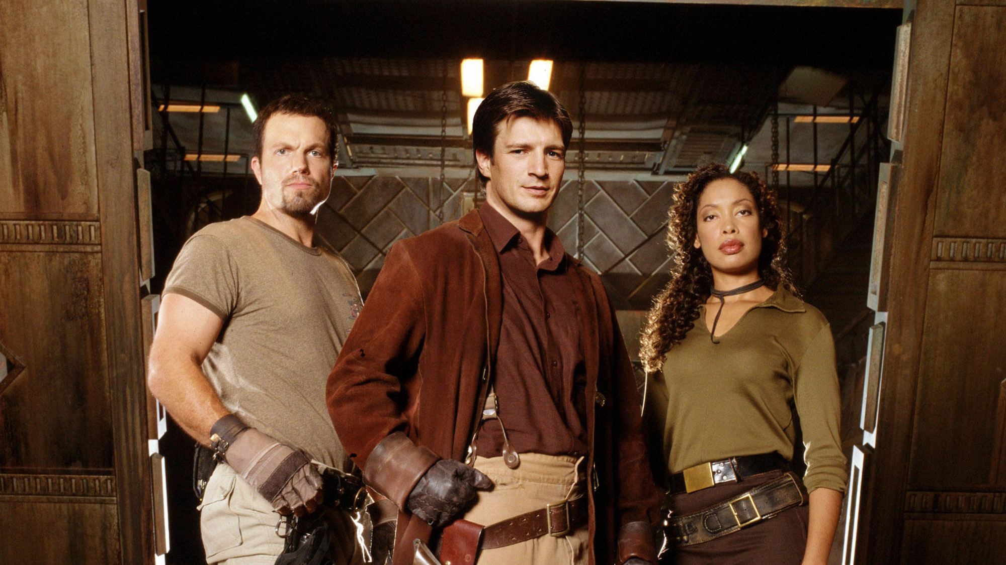 (Von links nach rechts) Adam Baldwin, Nathan Fillion, Gina Torres in Firefly