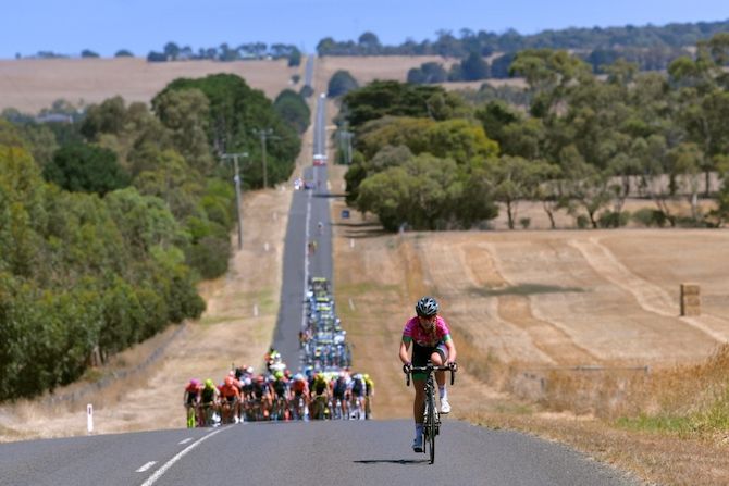 Nicole Steigenga (BePink) goes it alone at the 2019 women's Cadel Evans Great Ocean Road Race