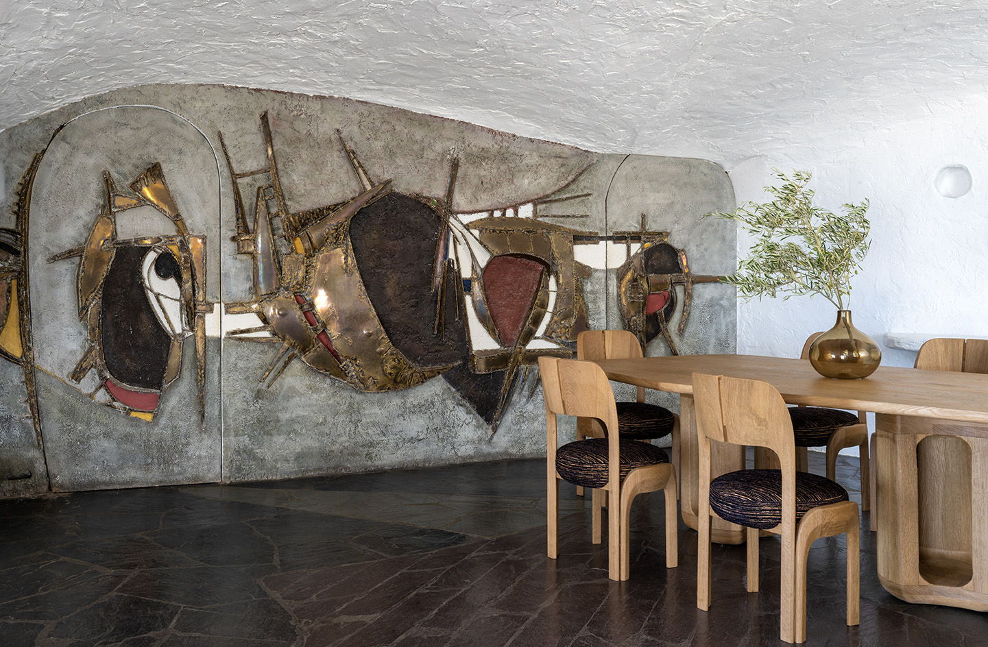 south of france white organic house in the sun designed by Jacques Couelle and Miriam Frowein Interiors